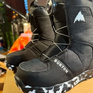 NEW BURTON SNOWBOARD BOOTS KIDS SIZE 2
